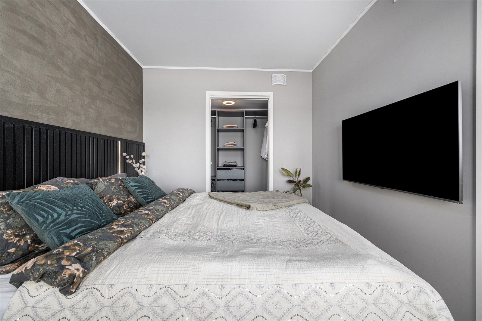 Lekkert hovedsoverom malt i en nydelig farge. Galleribilde