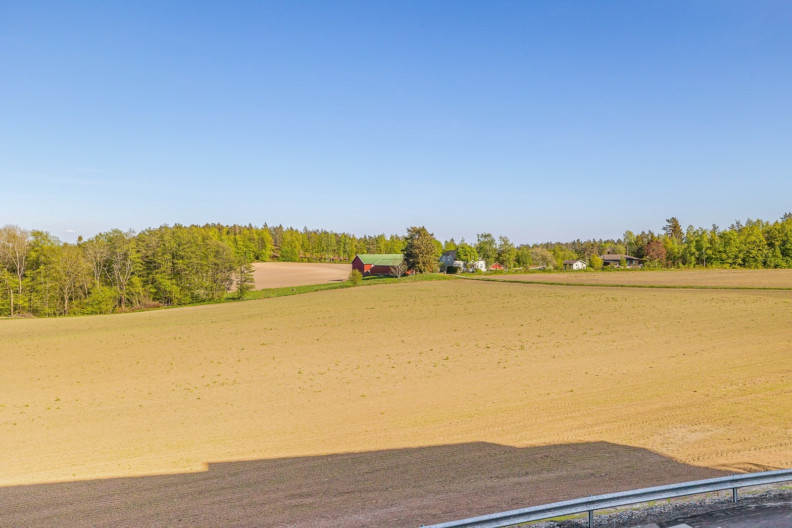 Dette er leiligheten for deg som ønsker å bo solrikt til ved landlige omgivelser. Galleribilde