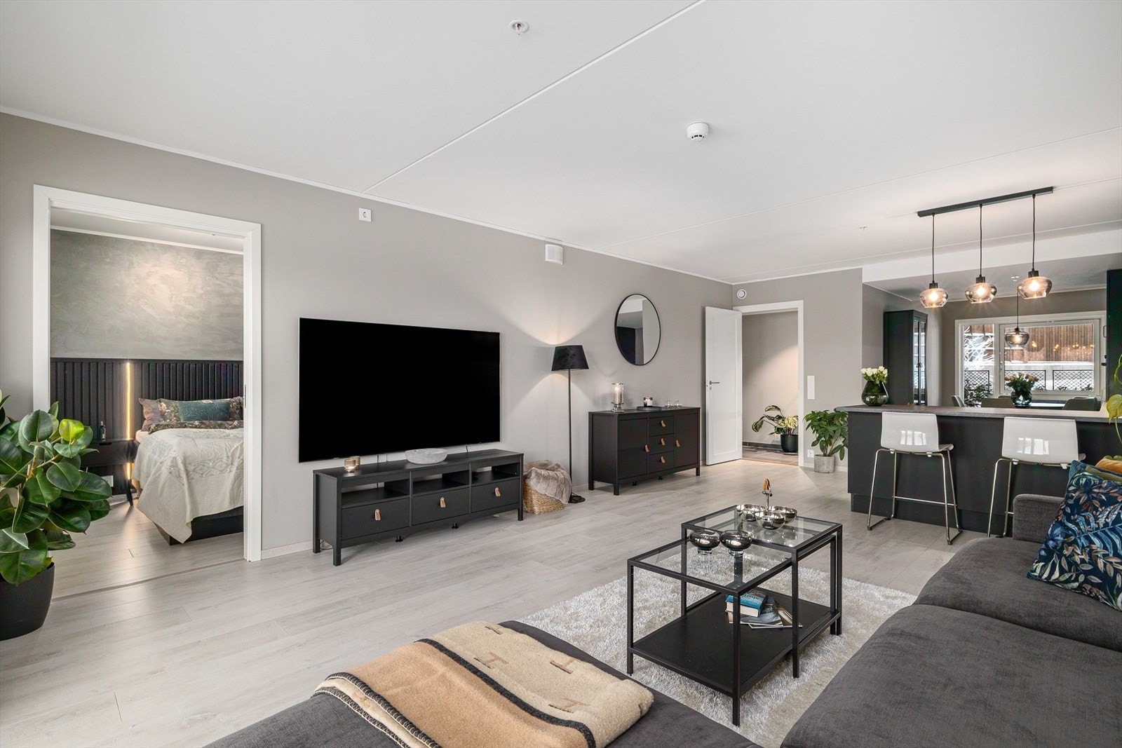 Leiligheten er delikat innredet med gjennomtenkt eksteriør og interiør, og har godt med vinduer og utsyn, noe som gir godt med naturlig lys. Galleribilde