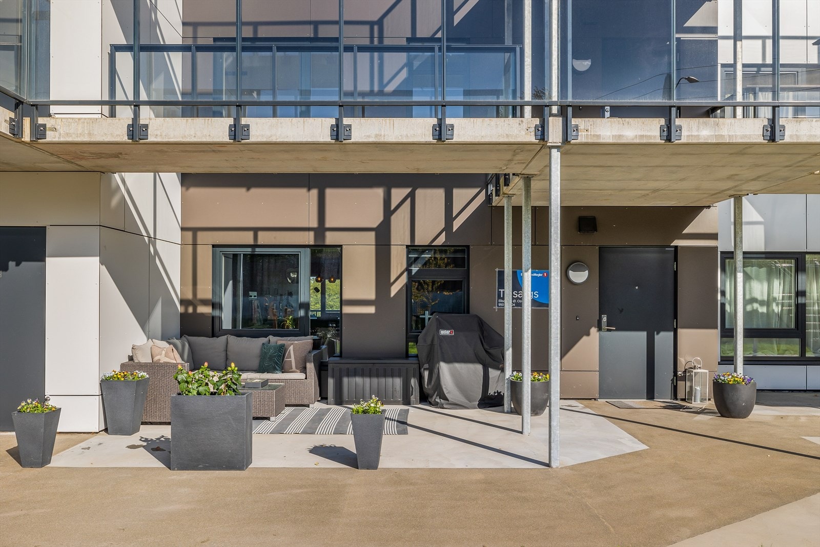 Her er det god plass til loungermøblement og grill. Galleribilde