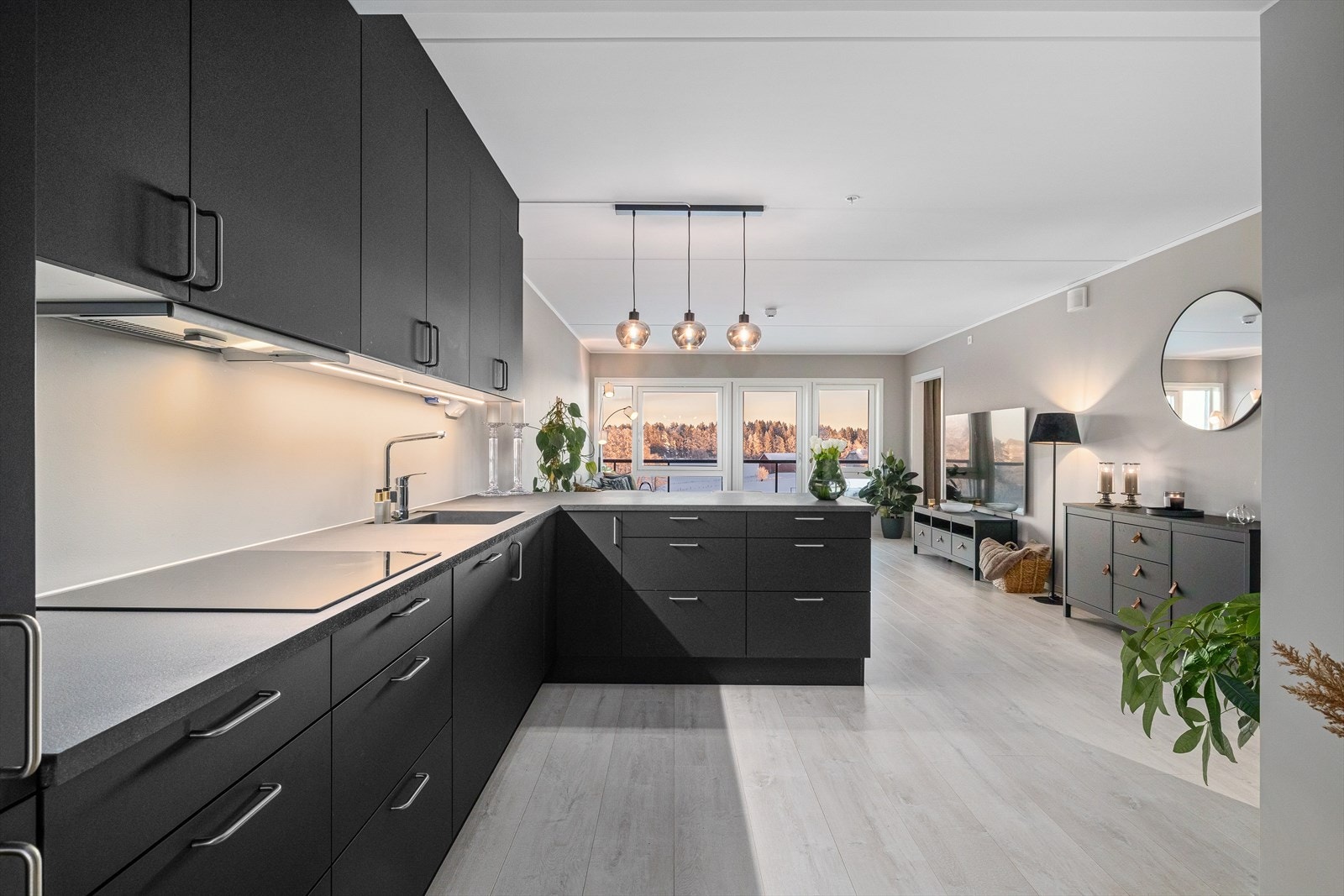 Kjøkken har malte slette fronter og laminert benkeplate med nedfelt oppvaskkum. Galleribilde