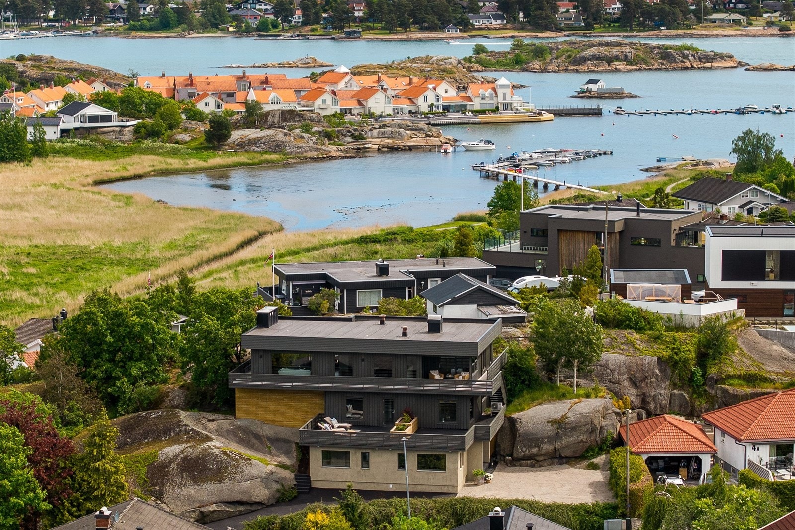 Boligen har en flott beliggenhet høyt og fritt i sjønære omgivelser, med nærhet til både natur og sjø. Her bor du luftig og usjenert, med god avstand til naboer og en behagelig ro over området. Galleribilde