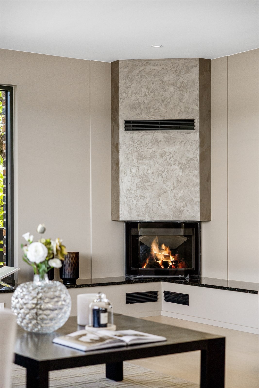 16 Et naturlig blikkfang i stuen er den lekre peisovnen som både varmer godt (9 kW) og tilfører en koselig stemning i de kaldere månedene. Peisen er plassert slik at du kan nyte synet av flammene fra flere soner i rommet. Galleribilde