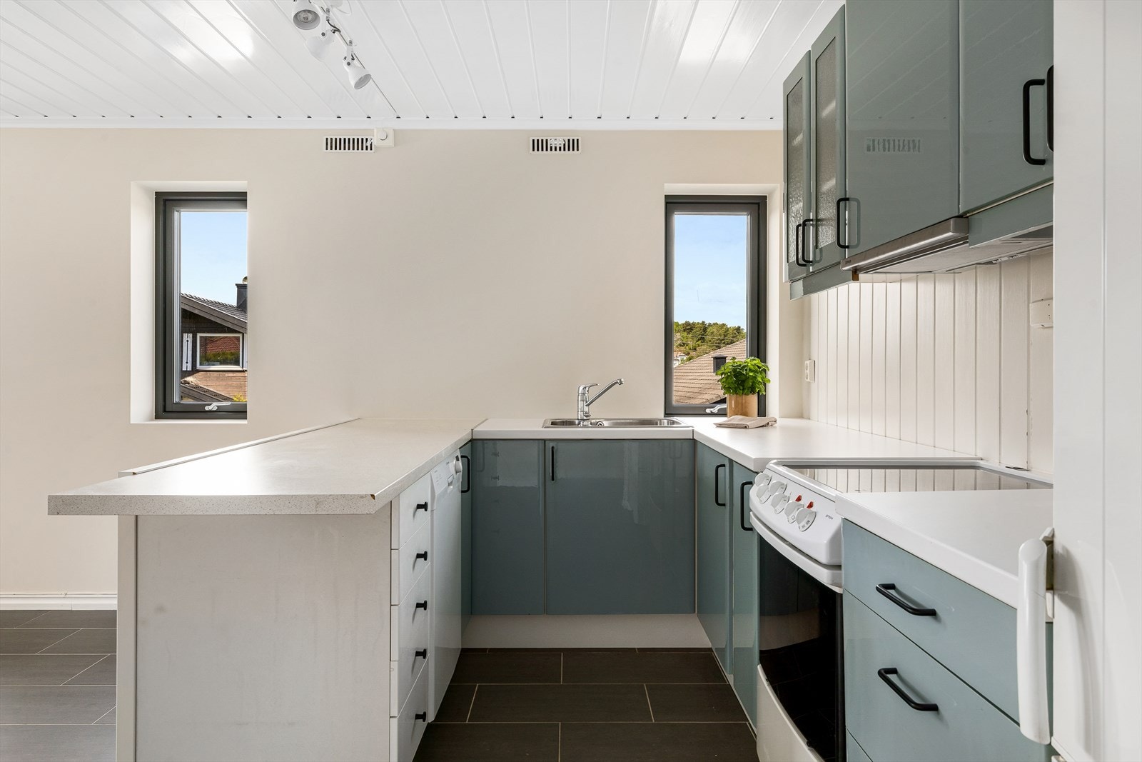 Kjøkkenet er utstyrt med komfyrvakt og ventilator med kullfilter, noe som sikrer trygg og god ventilasjon uten behov for utlufting gjennom vegg eller tak. En stilren og lettstelt løsning for hverdagsbruk. Galleribilde