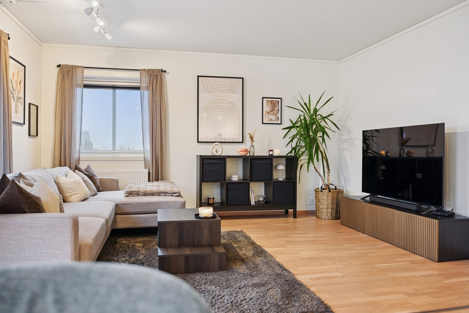 Oppvarming via radiatorer tilknyttet fjernvarme sikrer en jevn og behagelig innetemperatur. Galleribilde