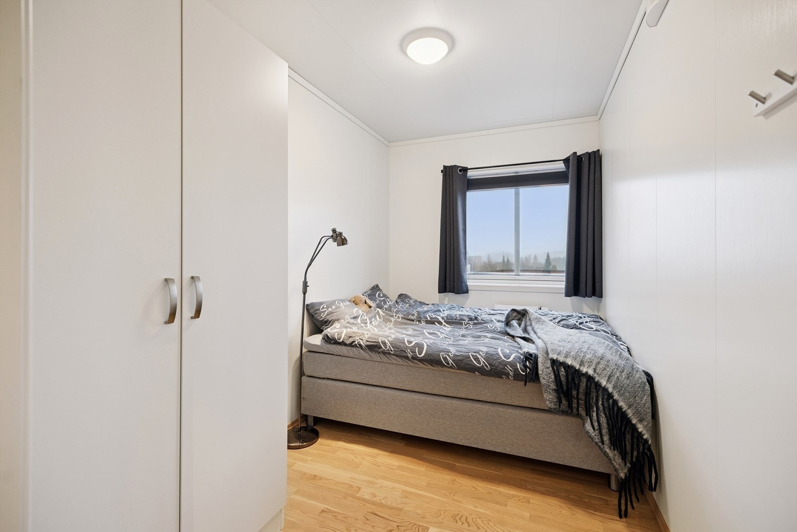 Leilighetens andre soverom egner seg godt som barnerom, gjesterom eller kontor. Galleribilde