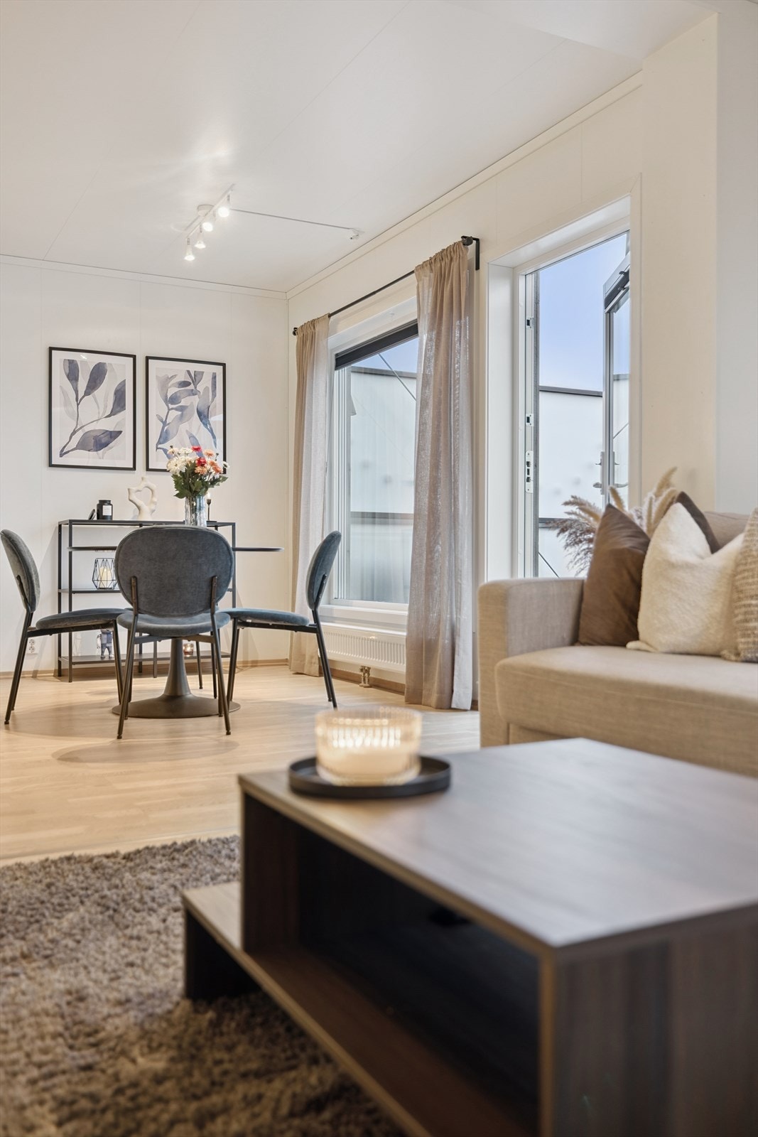 Den åpne løsningen gir en sosial sone med plass til både sofagruppe og spisebord. Galleribilde