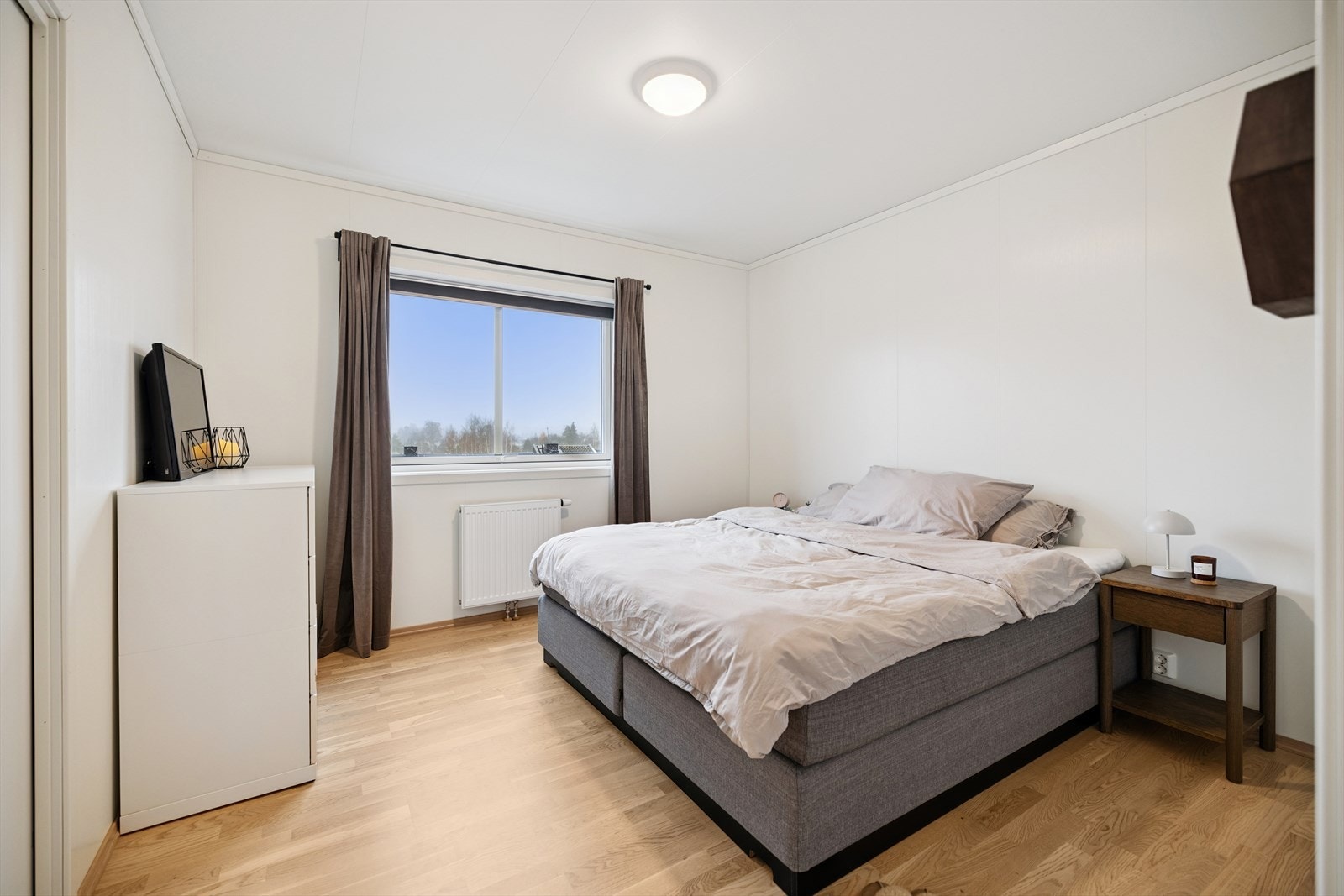 Hovedsoverommet er av god størrelse med plass til dobbeltseng og tilhørende møblement. Galleribilde