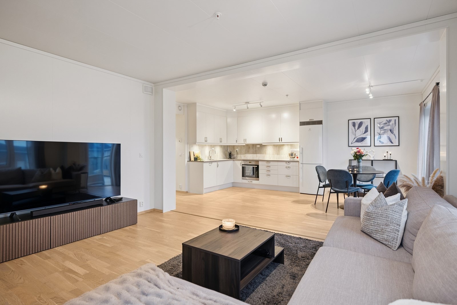 Rikelig med skapplass i over- og underskap gir gode oppbevaringsmuligheter. Galleribilde