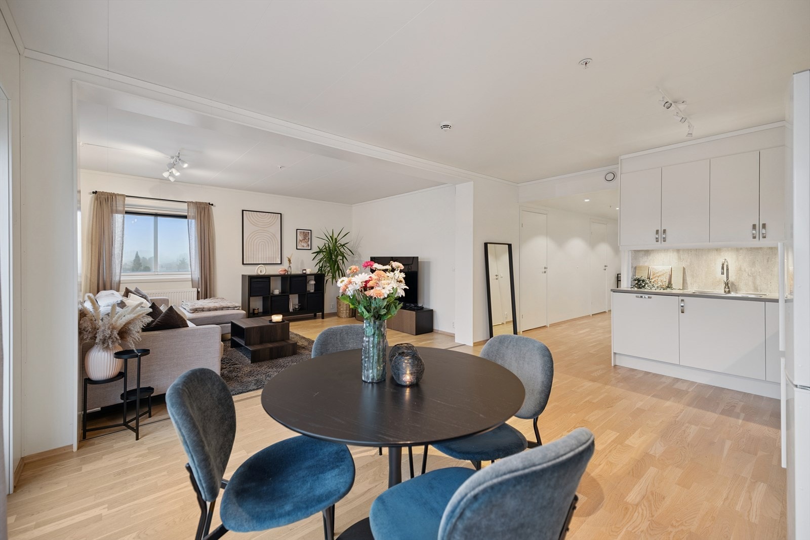 Den arealeffektive planløsningen på 86 m² gir en svært god romfølelse. Galleribilde