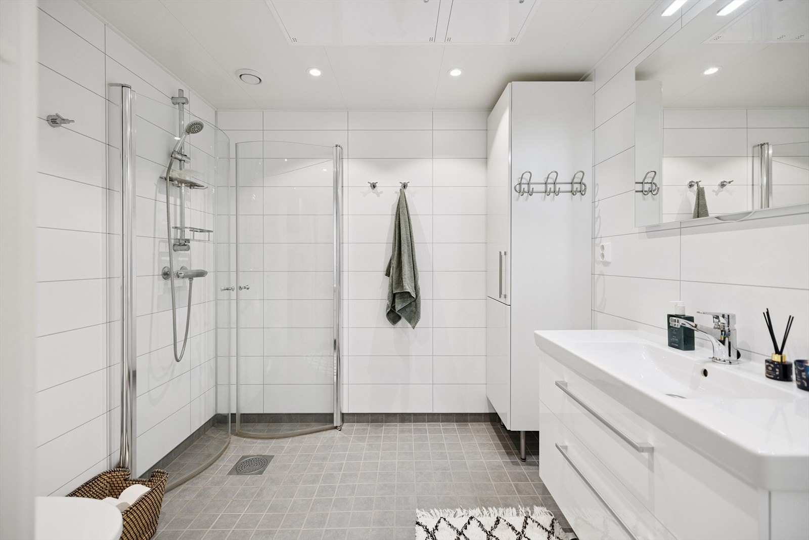 Her er det integrerte downlights i himlingen og ventilasjon tilknyttet balansert system. Galleribilde