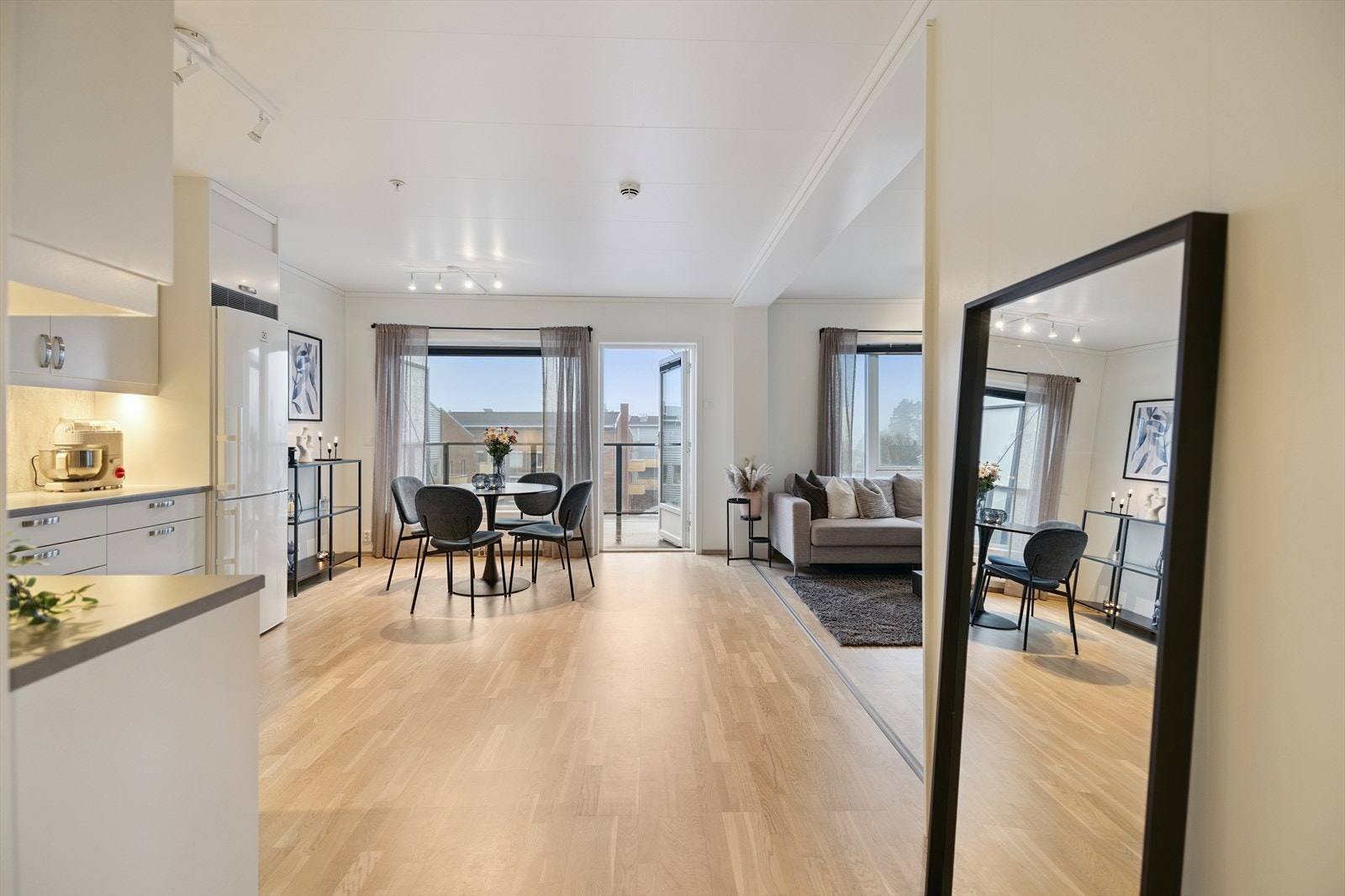 Fra kjøkkenet har man god oversikt og kontakt med spiseplassen og stuen. Galleribilde