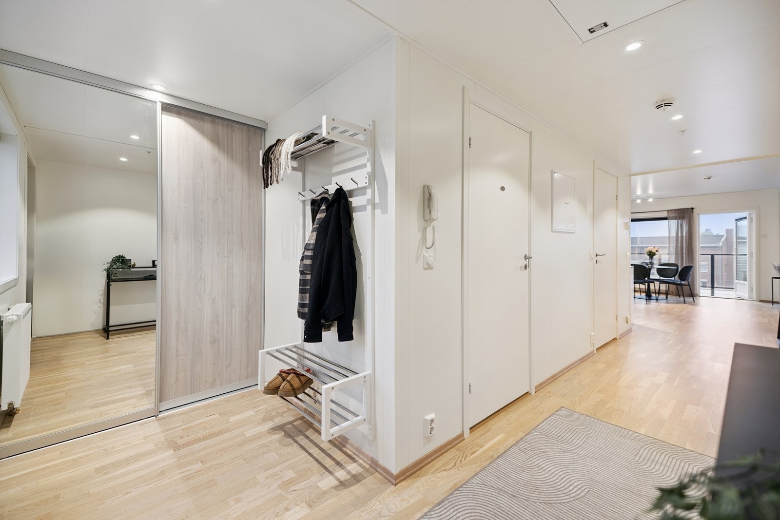 Romslig entré med gode garderobemuligheter og adkomst til alle rom. Galleribilde