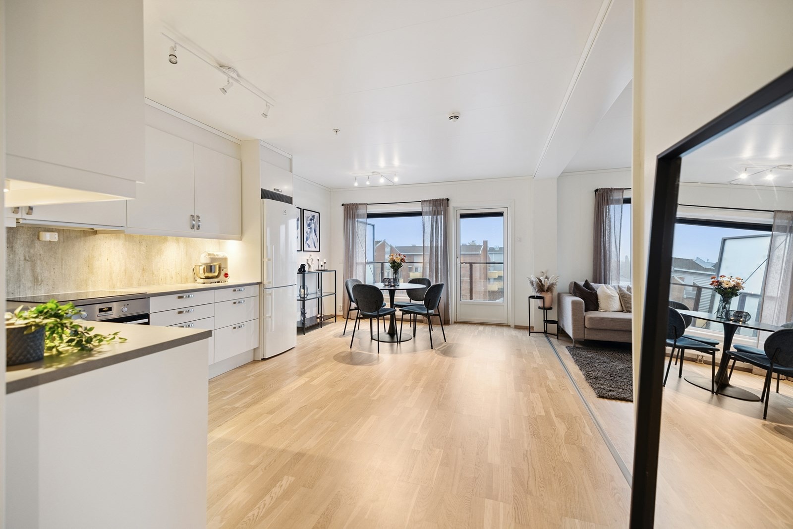 Kjøkkeninnredningen har laminatbenkeplate og belysning under overskapene for en god arbeidsflate. Galleribilde