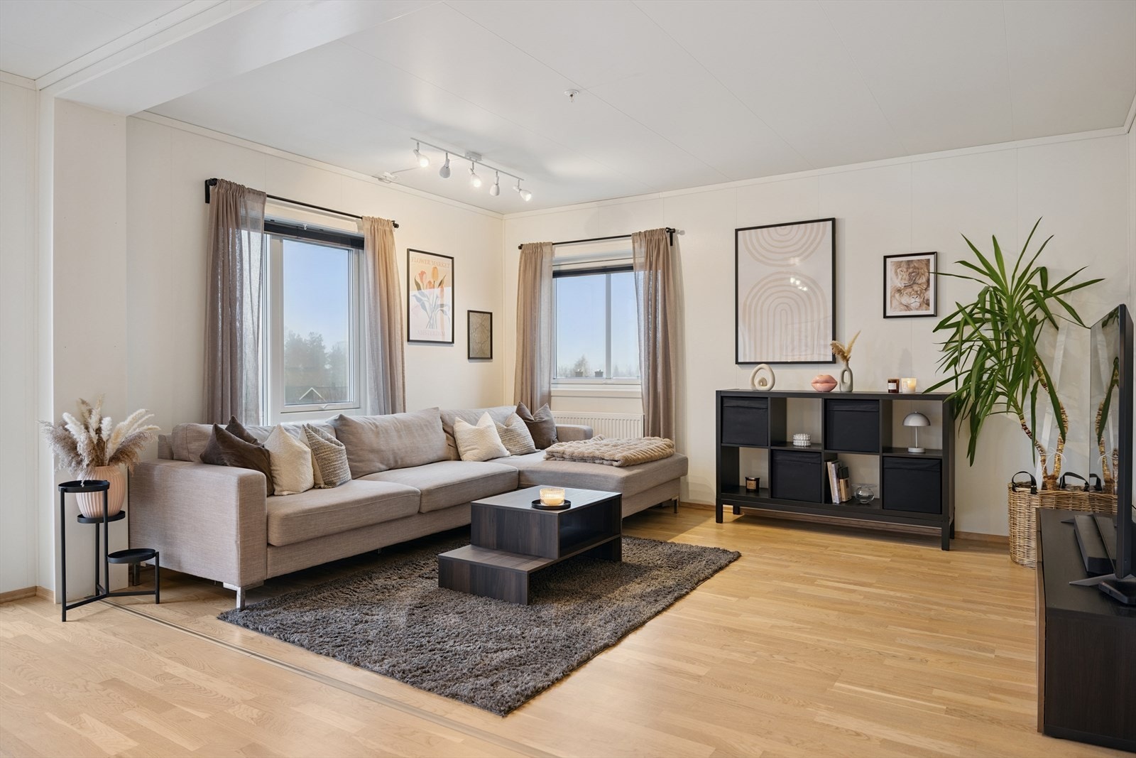 Dette er en moderne toppleilighet fra 2019 med gjennomgående høy standard. Galleribilde