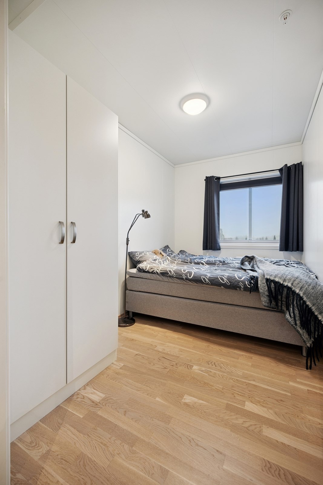 Også her er det parkett på gulvet og lyse, malte veggflater. Galleribilde