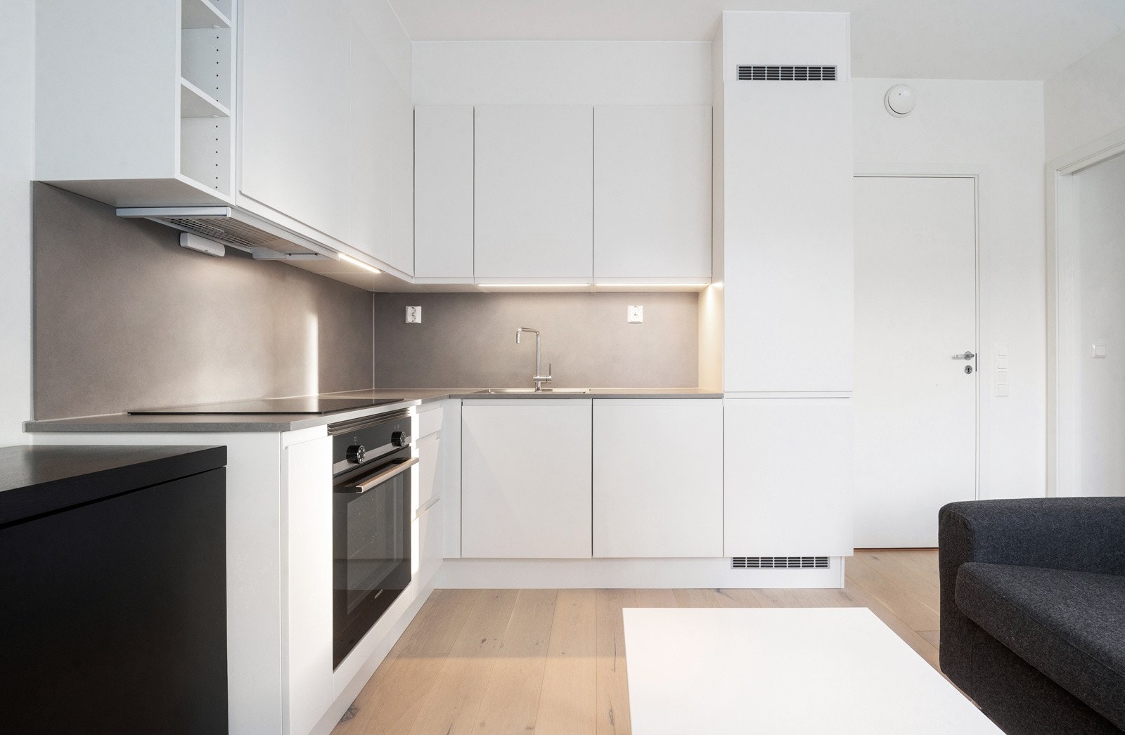 Stilrent og moderne kjøkken med innredning fra HTH. Galleribilde