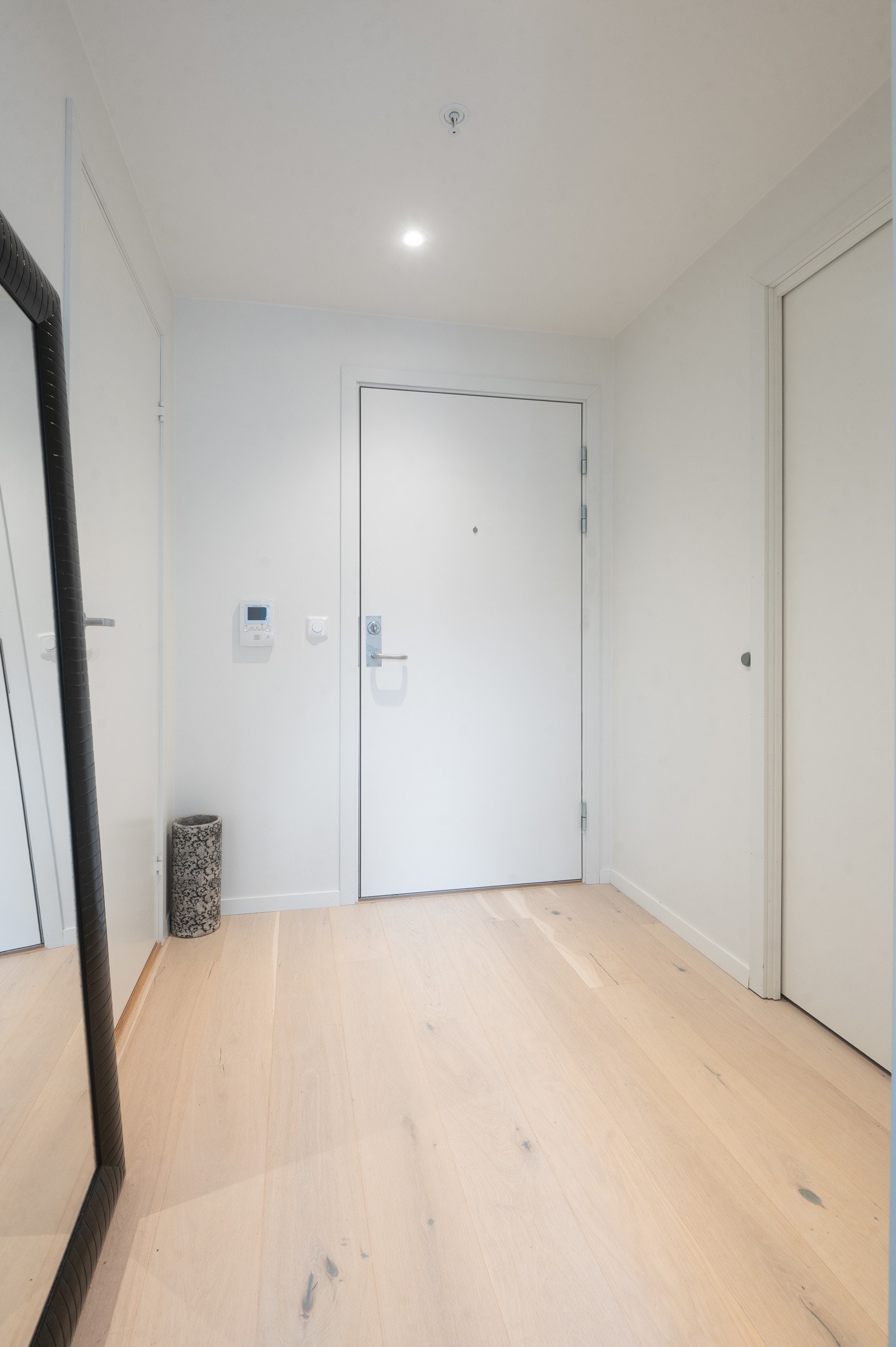 Når du kommer inn i leiligheten møtes du av en lys og innbydende entré med plass til å henge fra seg yttertøy og sette fra seg sko. Galleribilde