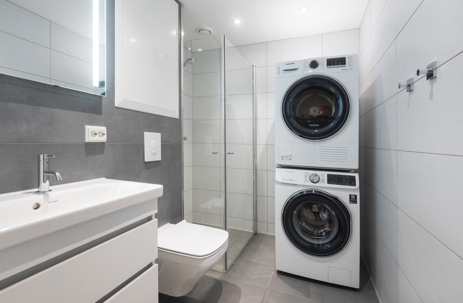 Leiligheten har et lyst og delikat baderom. Plass og opplegg for vaskemaskin og tørketrommel over om ønskelig. Galleribilde