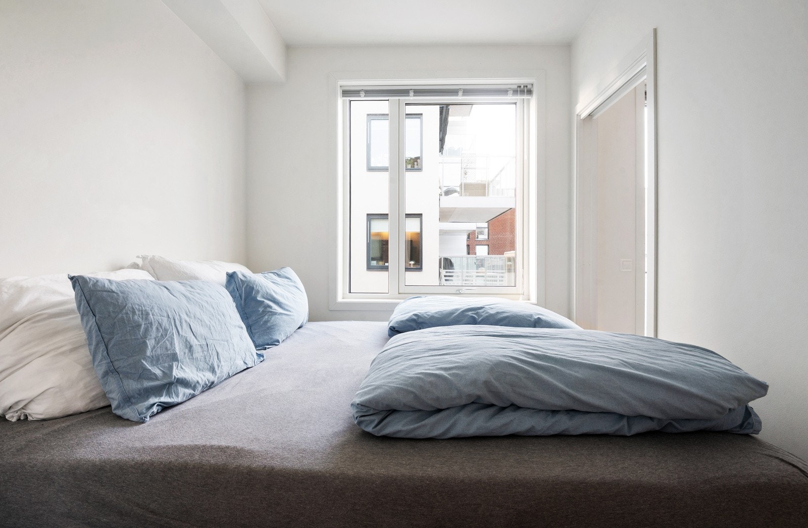 På soverommet har du naturlig plass til dobbeltseng med tilhørende nattbord, samt oppbevaringsplass i medfølgende garderobeskap. Galleribilde