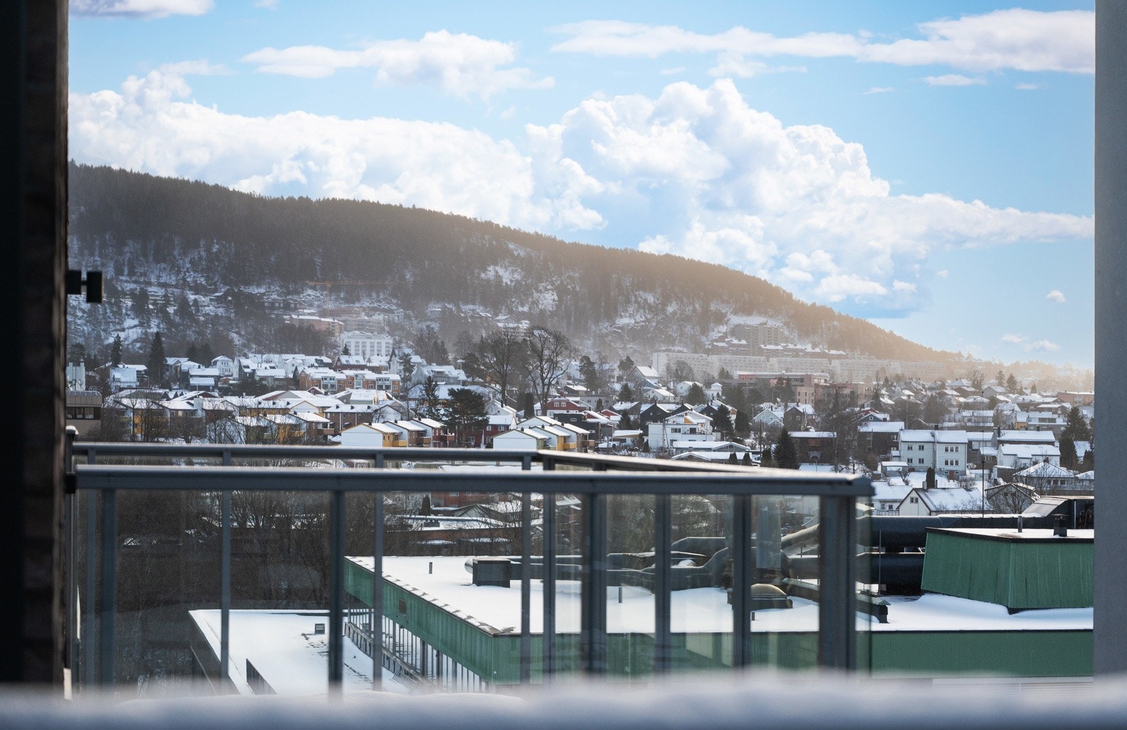 Her kommer du til en lys og strøken 2-roms toppleilighet i et nyere bygg fra 2019. Galleribilde