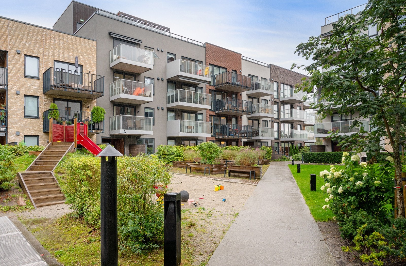 Borettslaget har også en pent opparbeidet bakgård. Galleribilde