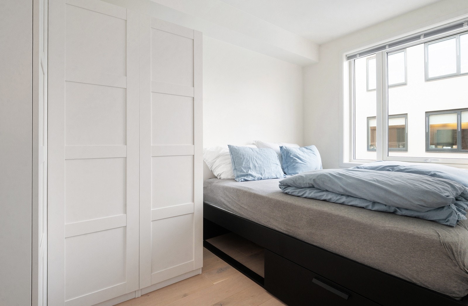 Leiligheten har et romslig og fint soverom. Galleribilde