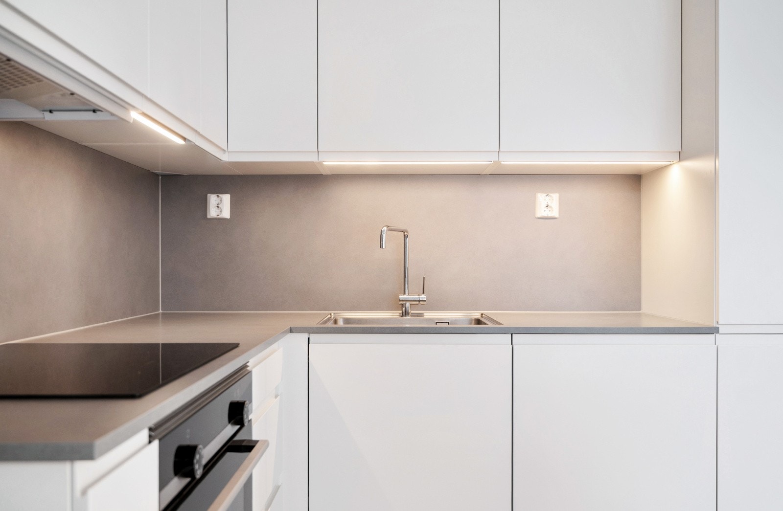 Kjøkkenet er fullt utstyrt med integrerte hvitevarer som medfølger i handelen. Galleribilde