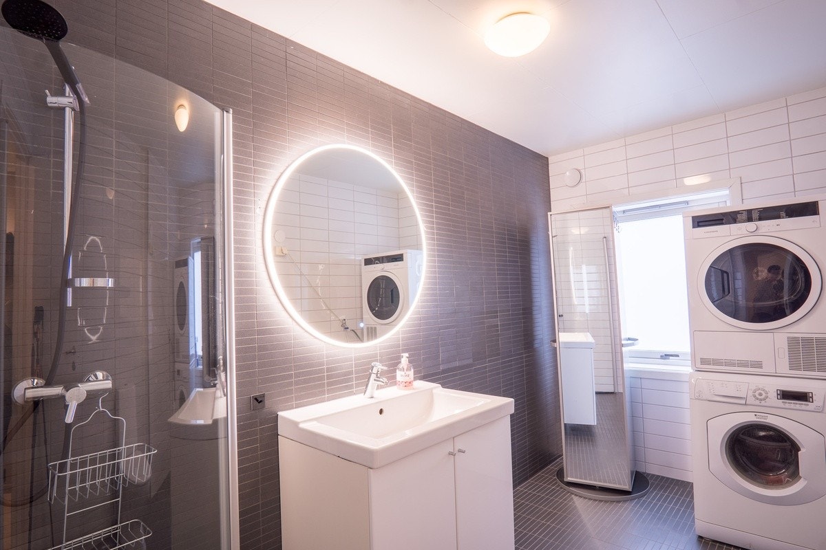 Flott bad med vaskemaskin og tørketrommel - alt du trenger! Galleribilde