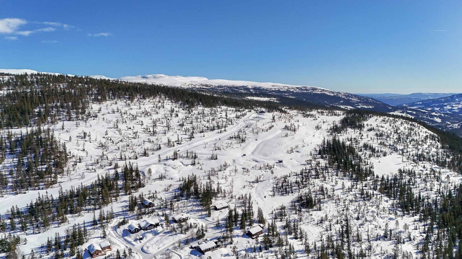 Dronefoto over tomtefeltet. Galleribilde
