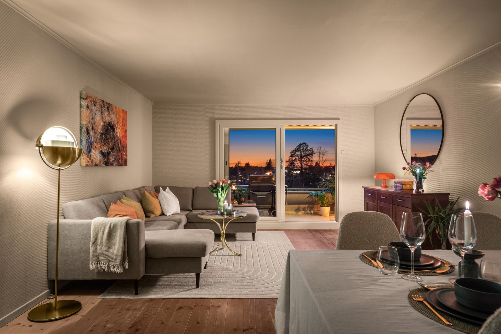 Fra stuen er det utgang til en vestvendt terrasse på 12,5 m² med tilhørende bod. Galleribilde