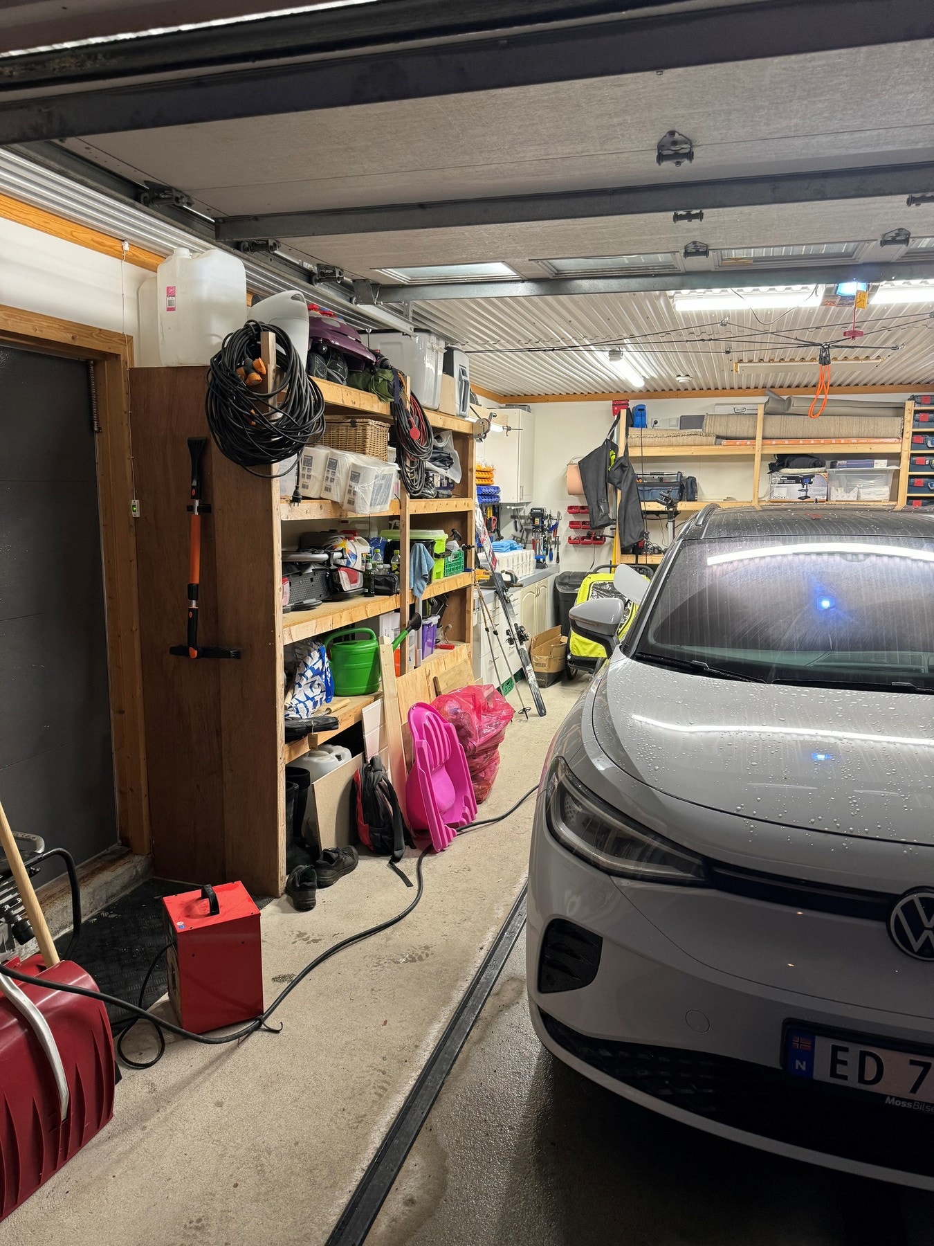 Selgers private bilde. Garasjen fra 2003 er isolert og har strøm og elbillader. Galleribilde