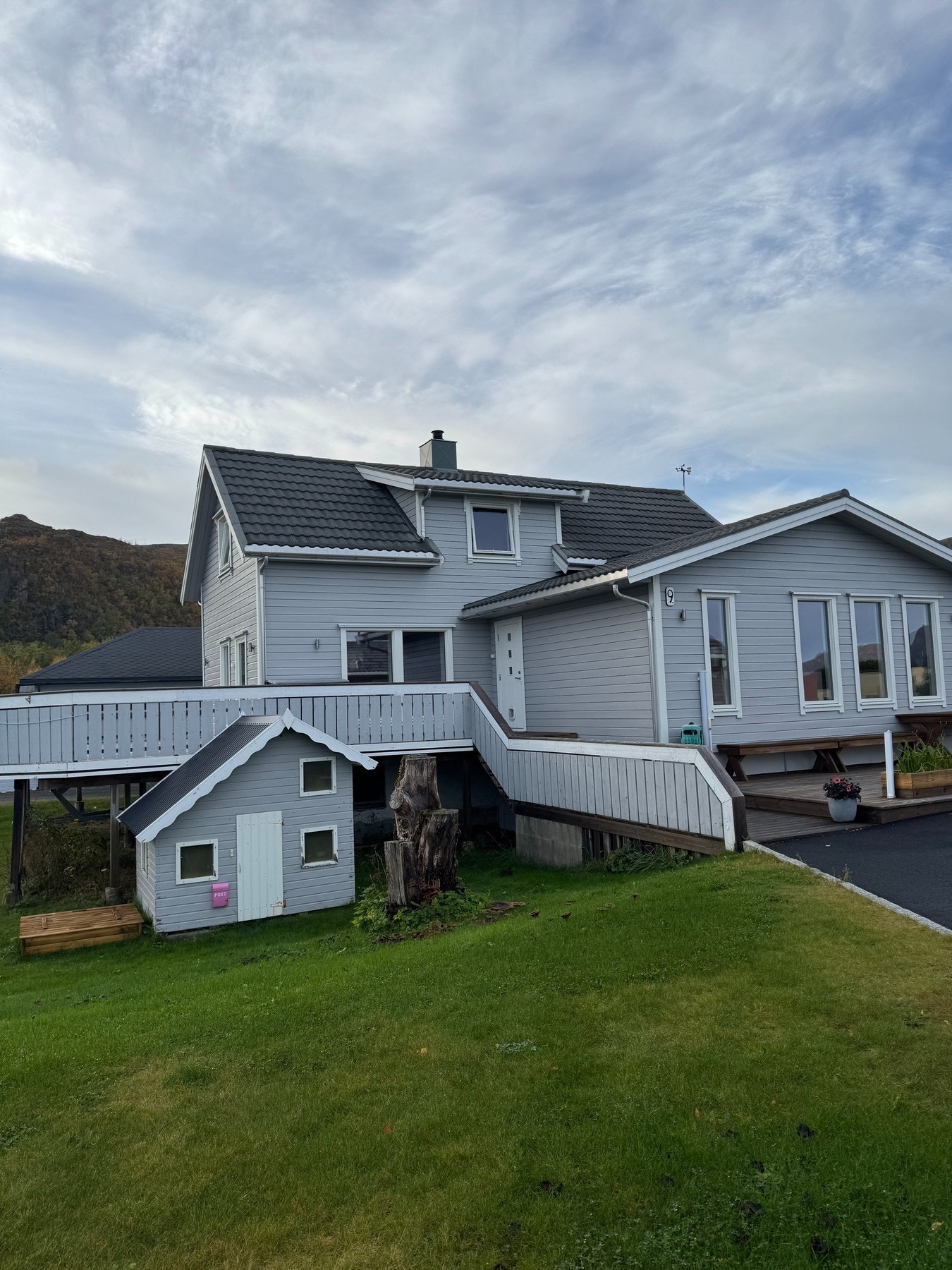 Selgers private bilde. Plen, sandkasse og lekehytte. Galleribilde