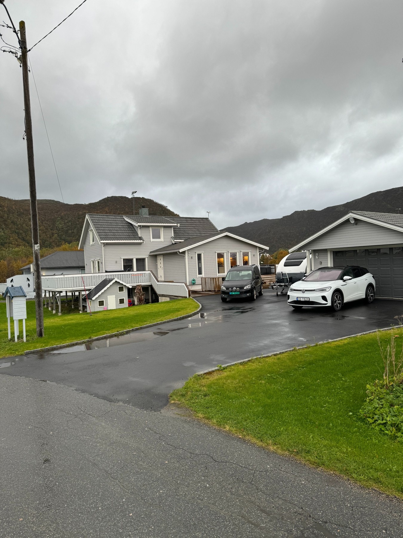 Asfaltert gårdsplass med god plass til parkering. Selgers private bilde. Galleribilde