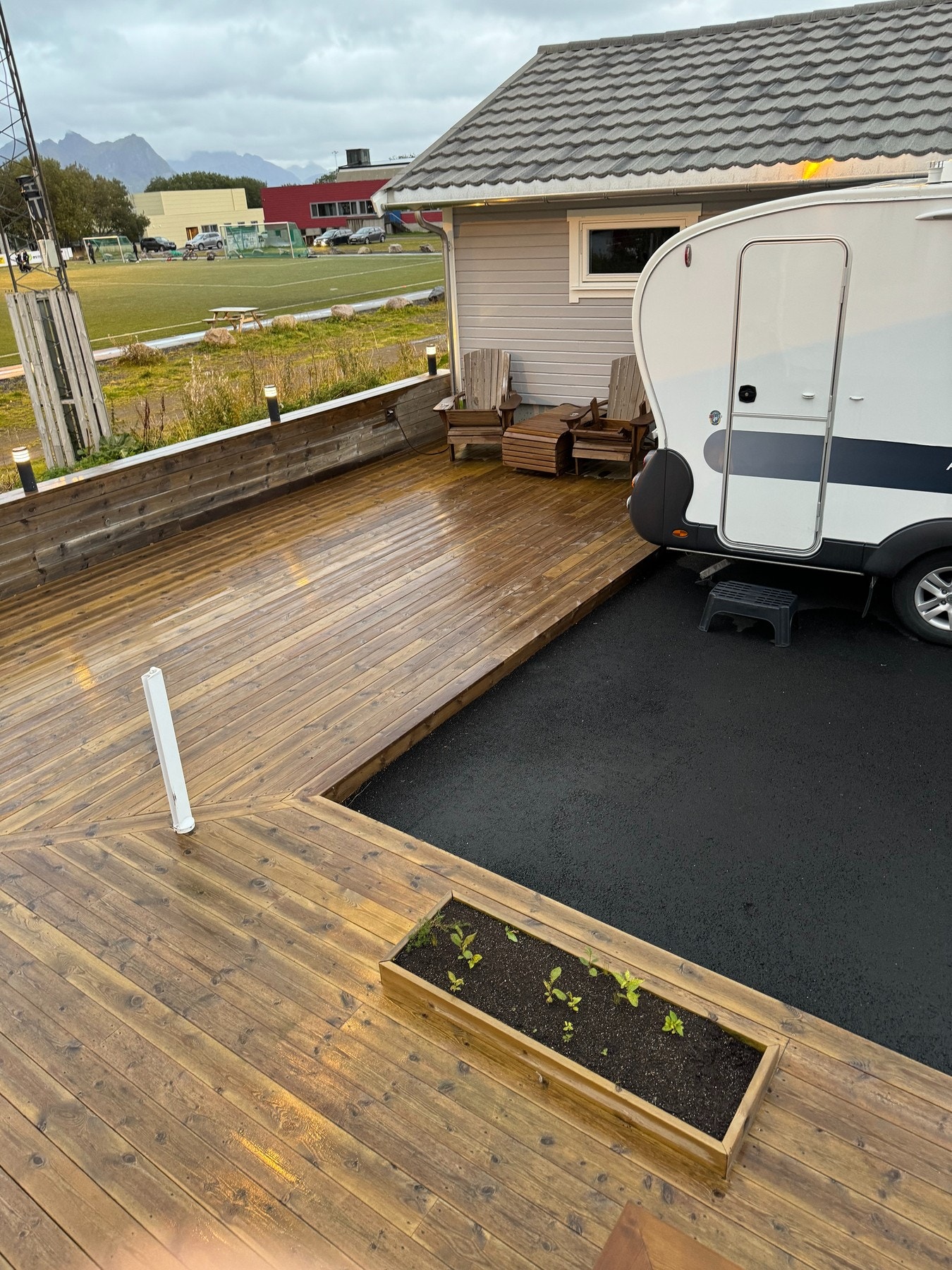 Selgers private bilde. Stor terrasse med innebygget palle-karm. Galleribilde