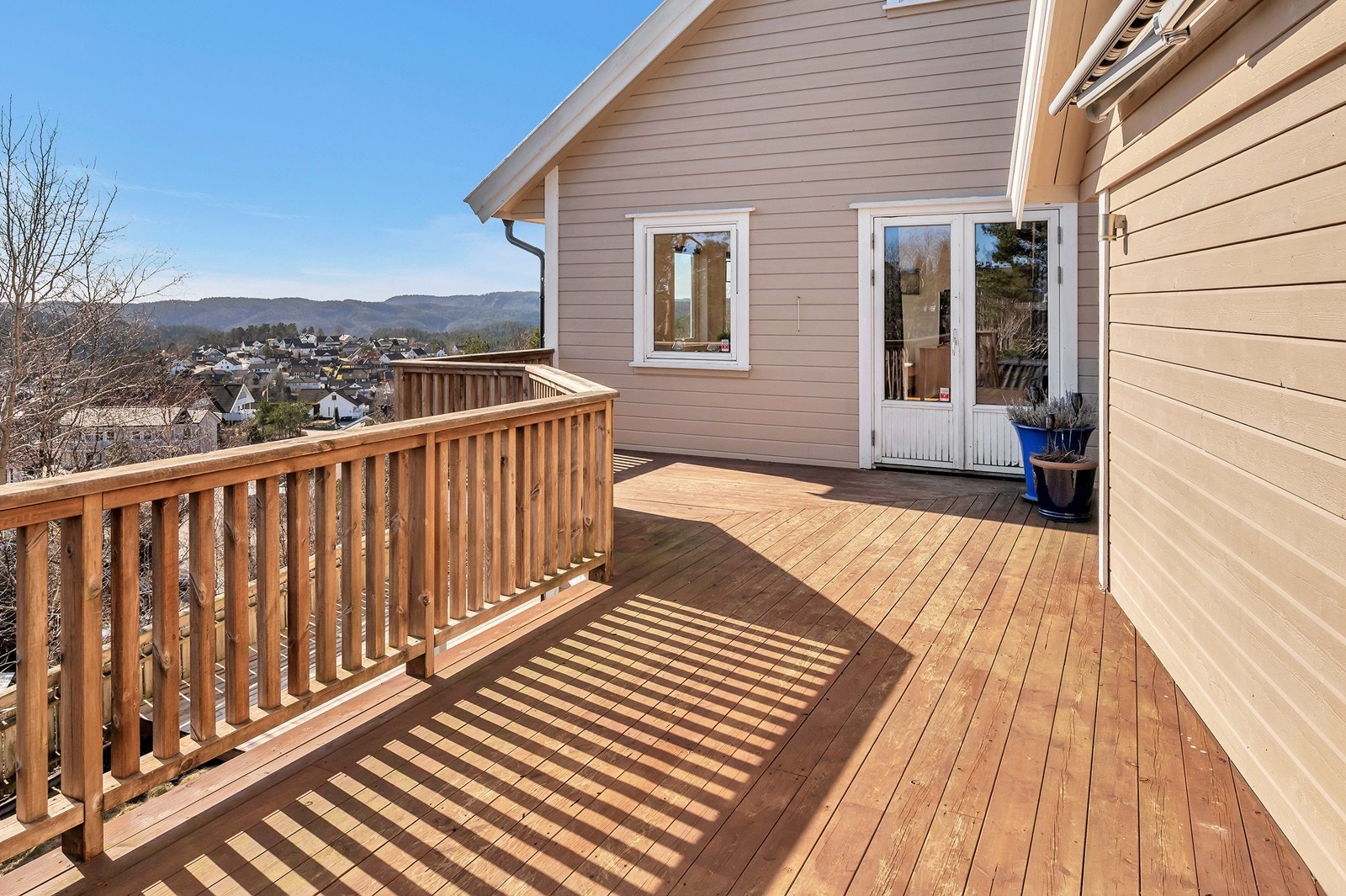 Verandaen gir deg en følelse av at stuen forlenges. Herfra er det en nydelig utsikt mot nærområdet. Galleribilde