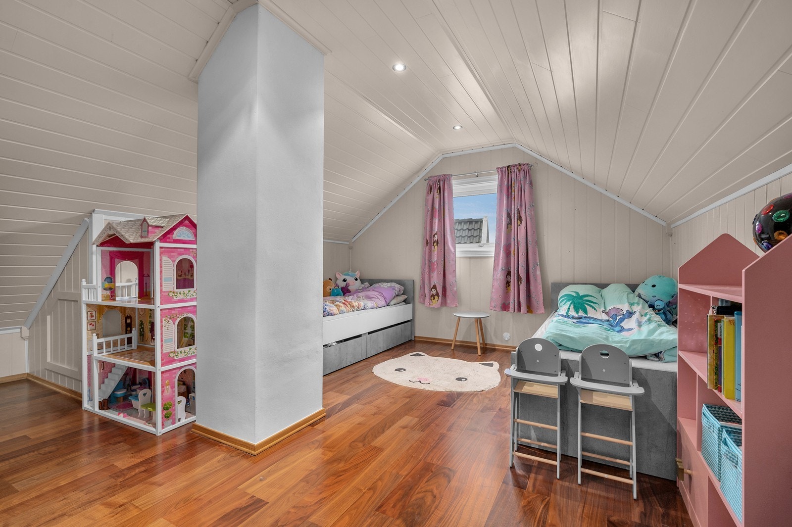 På loftet finner vi dette praktiske disponible rommet (ikke godkjent for varig opphold). Ved å sette inn et større vindu åpner det muligheten for et ekstra rom for varig opphold. Galleribilde