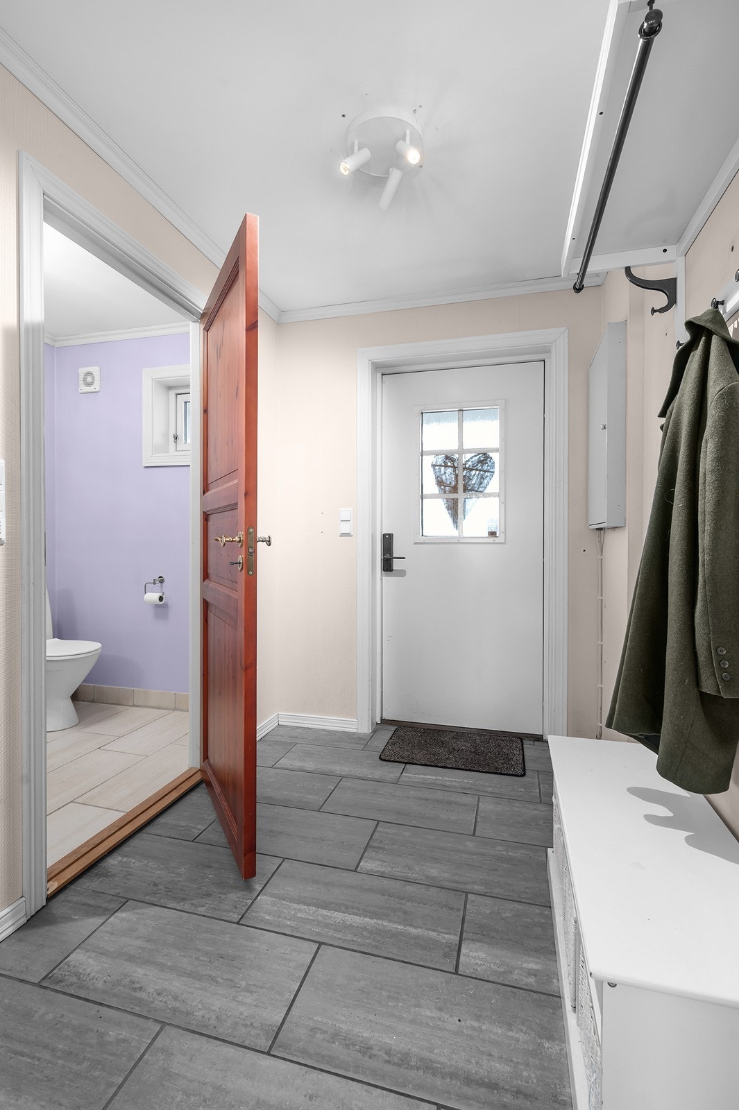 I gangen er det også tilkomst til et praktisk toalettrom. Galleribilde