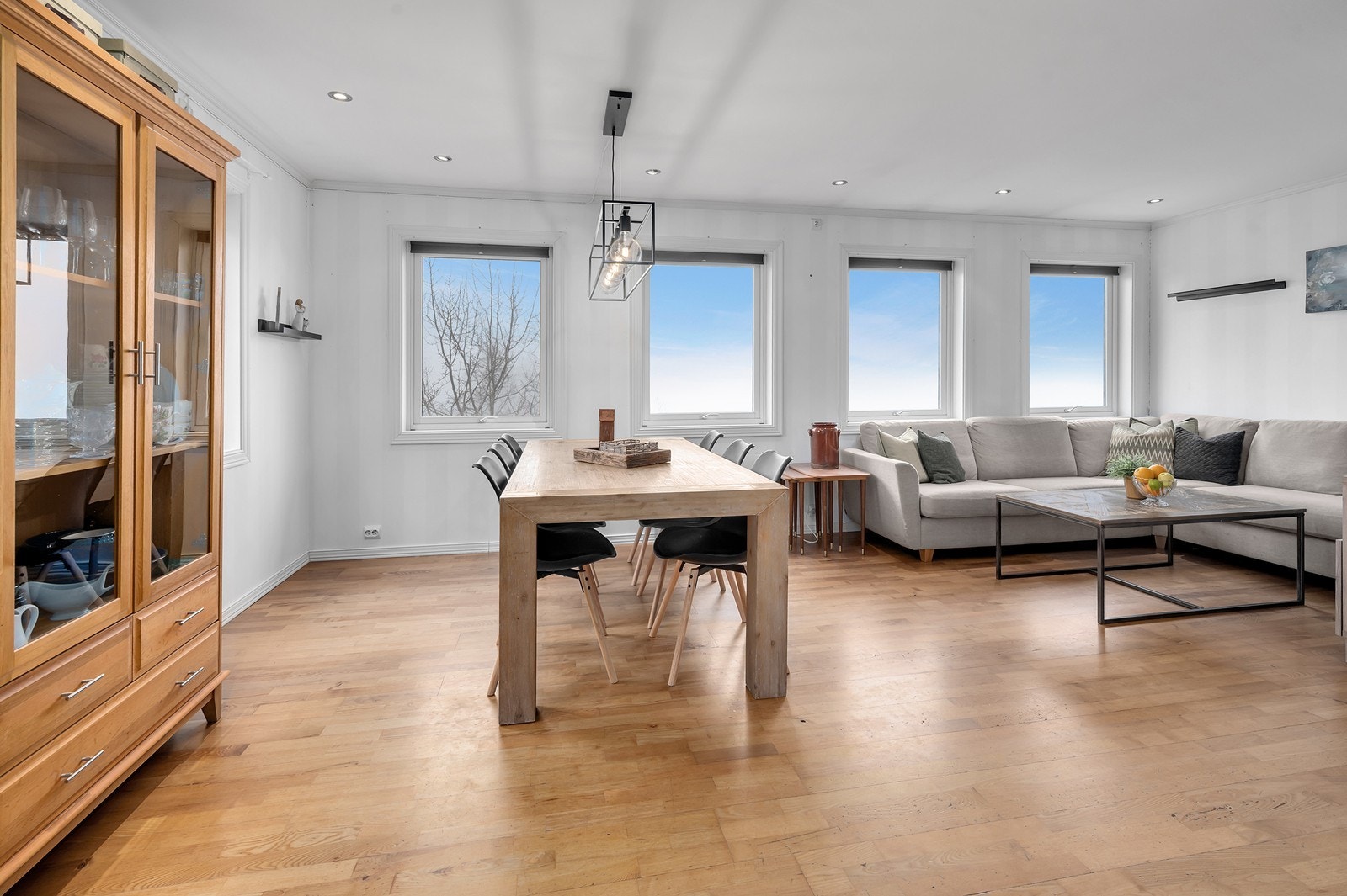 Det er god plass til stort bord med stoler. Galleribilde