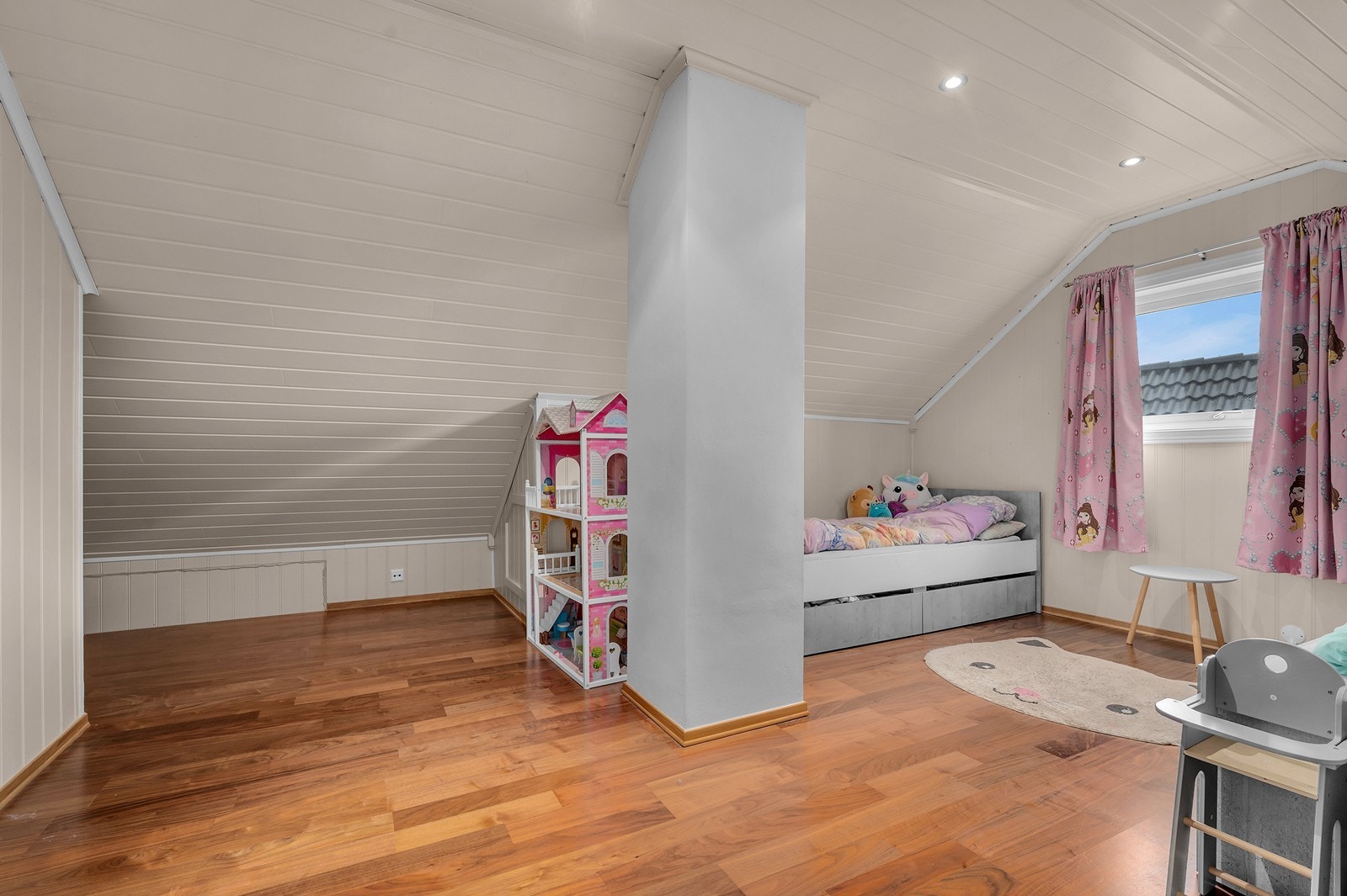 Disp. rom (ikke godkjent for varig opphold). På begge sider er det kott som gir god lagringskapasitet. Galleribilde