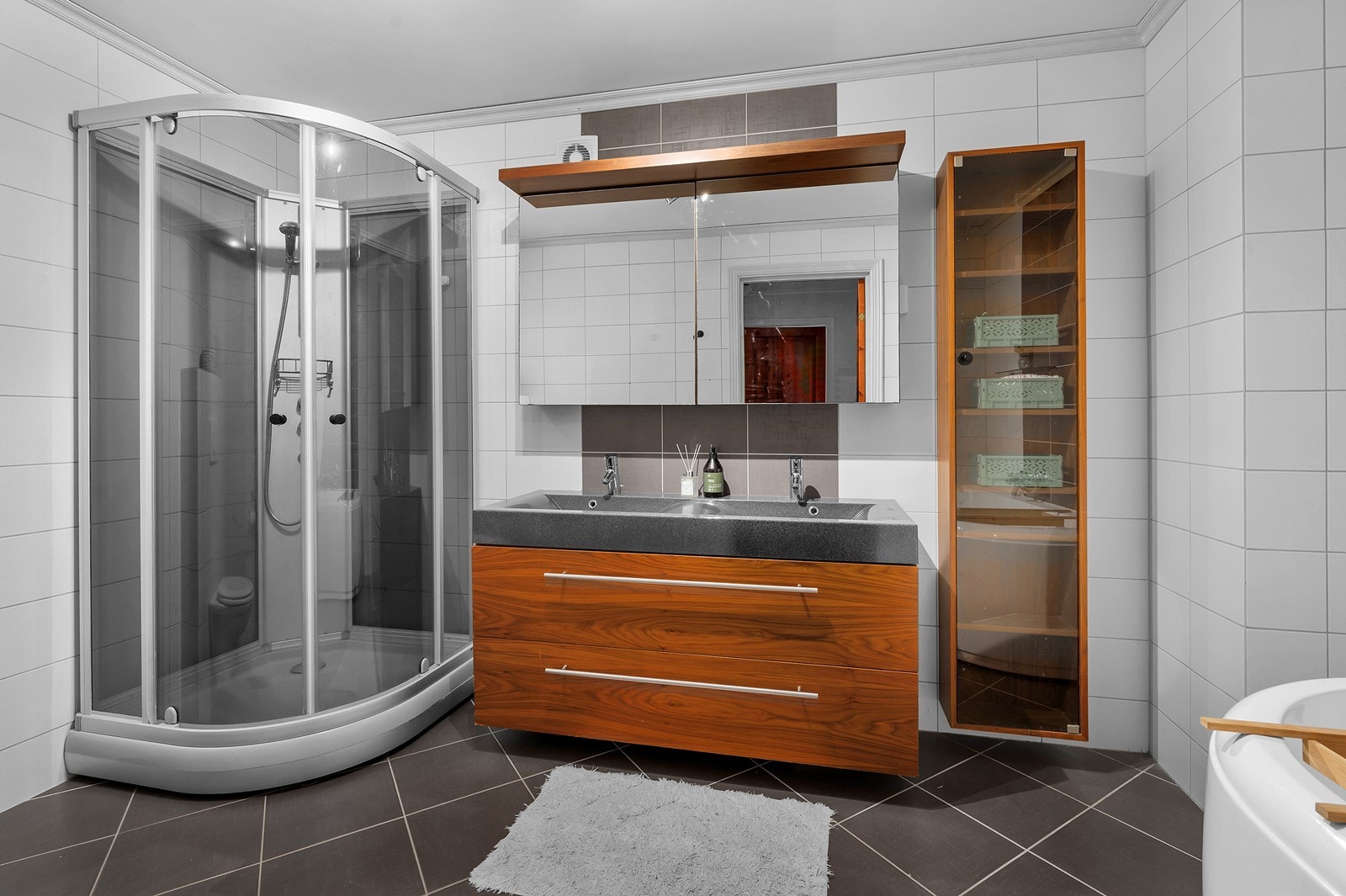 Det er godt med lagringskapasitet i skuffer og sideskap. Galleribilde