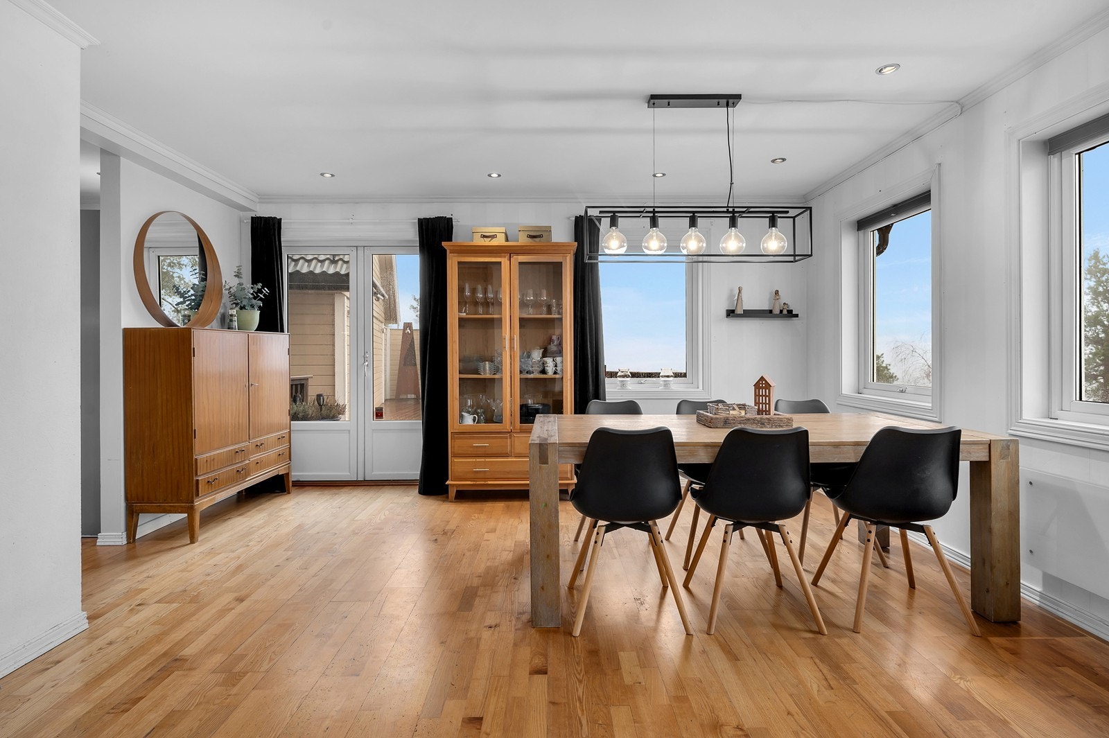 Stuen byr også på praktisk sone for spisegruppe. Fra stuen er det utgang til veranda. Galleribilde