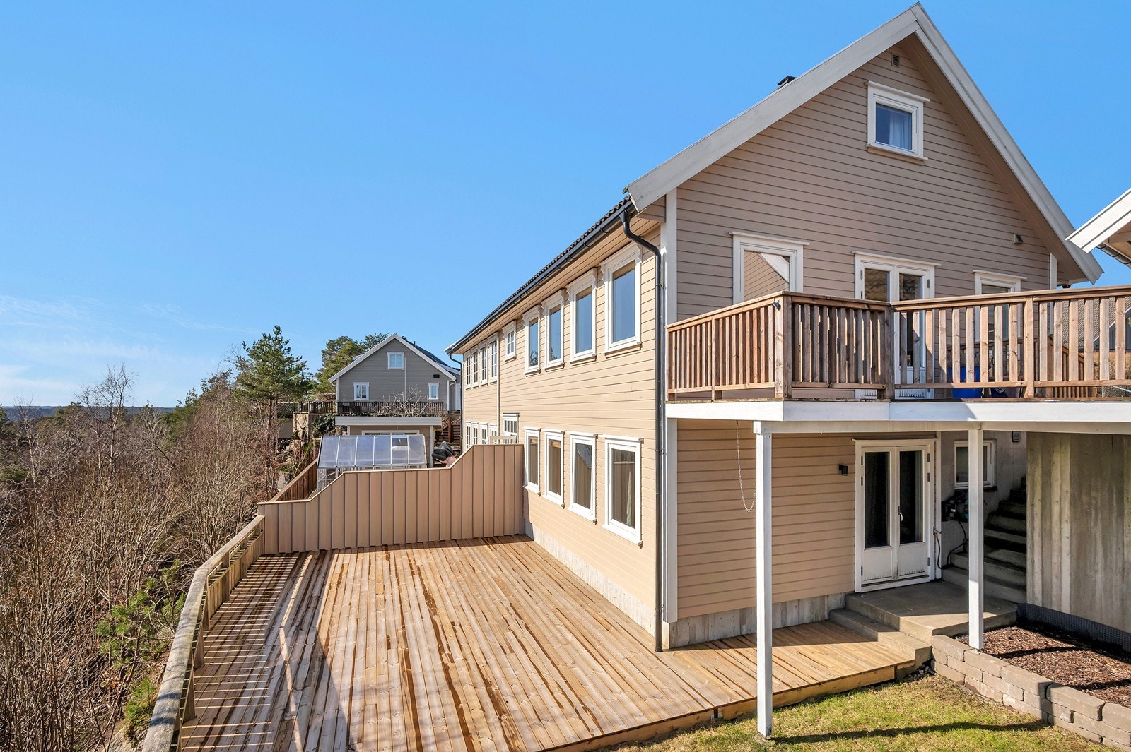 En pen del av tomannsbolig over tre plan med solrik og usjenert utsikt. Galleribilde