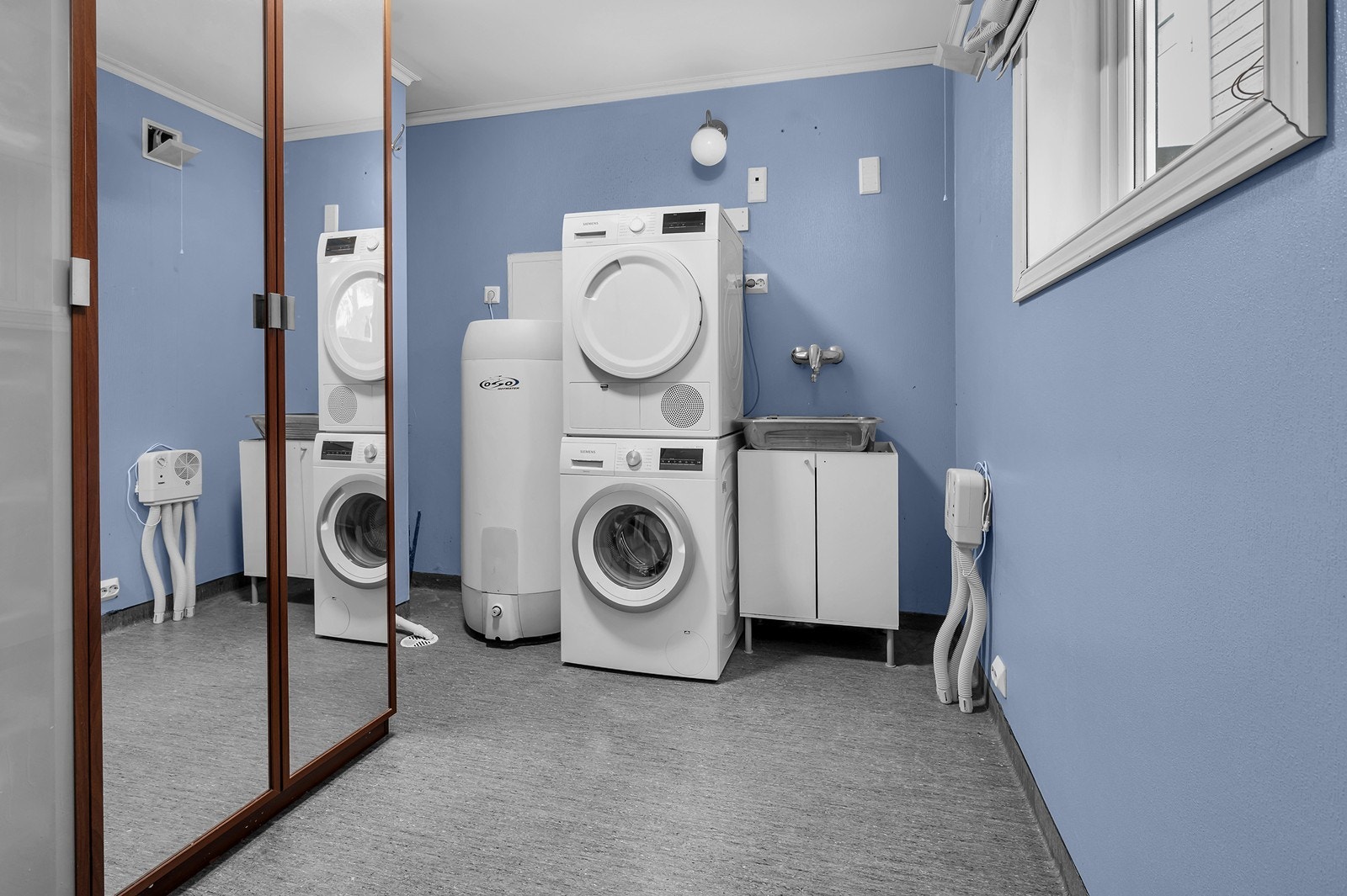 Vegg i vegg med baderommet er dette praktiske vaskerommet. Galleribilde