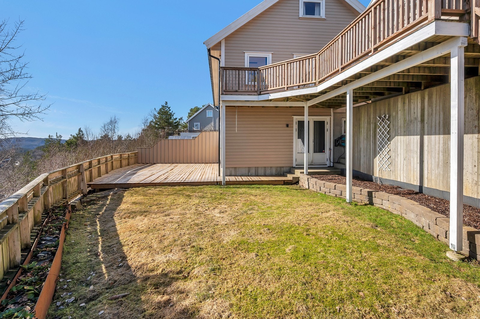 Døren fra gangen nede til høyre i bilde med trapp opp til garasjen og inngangspartiet. Galleribilde