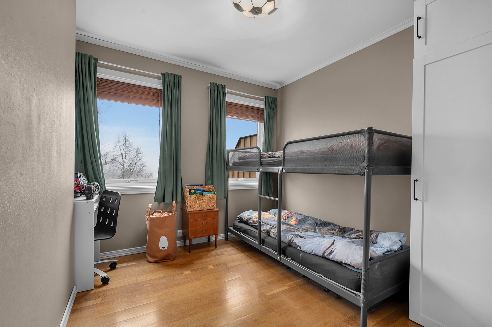 Soverom I - brukes i dag som barnerom og har god plass til seng. Garderobeskap medfølger. Galleribilde