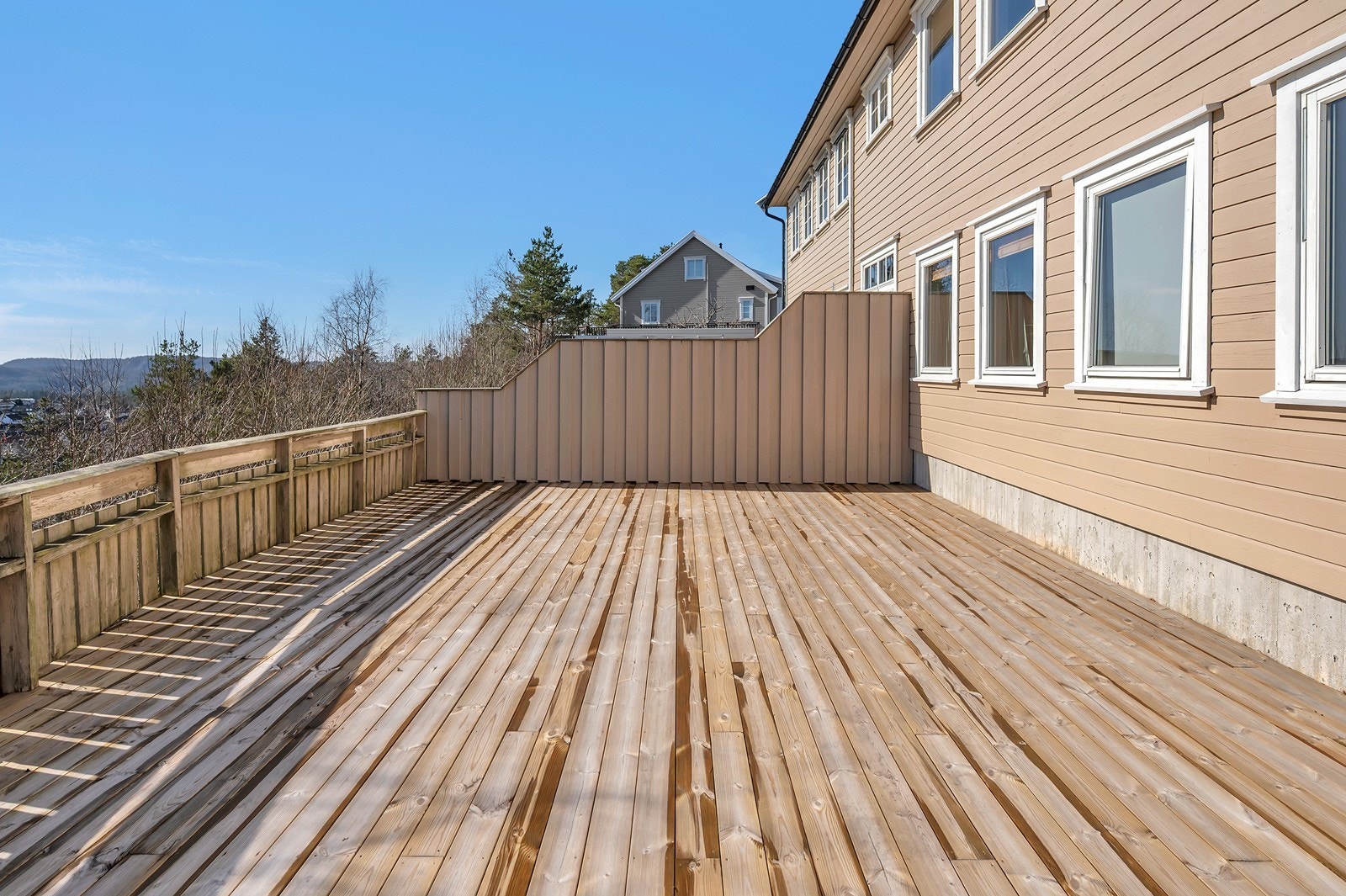 Usjenert og solrik platting med fantastisk utsikt - et perfekt sted å nyte rolige dager og lange sommerkvelder! Galleribilde