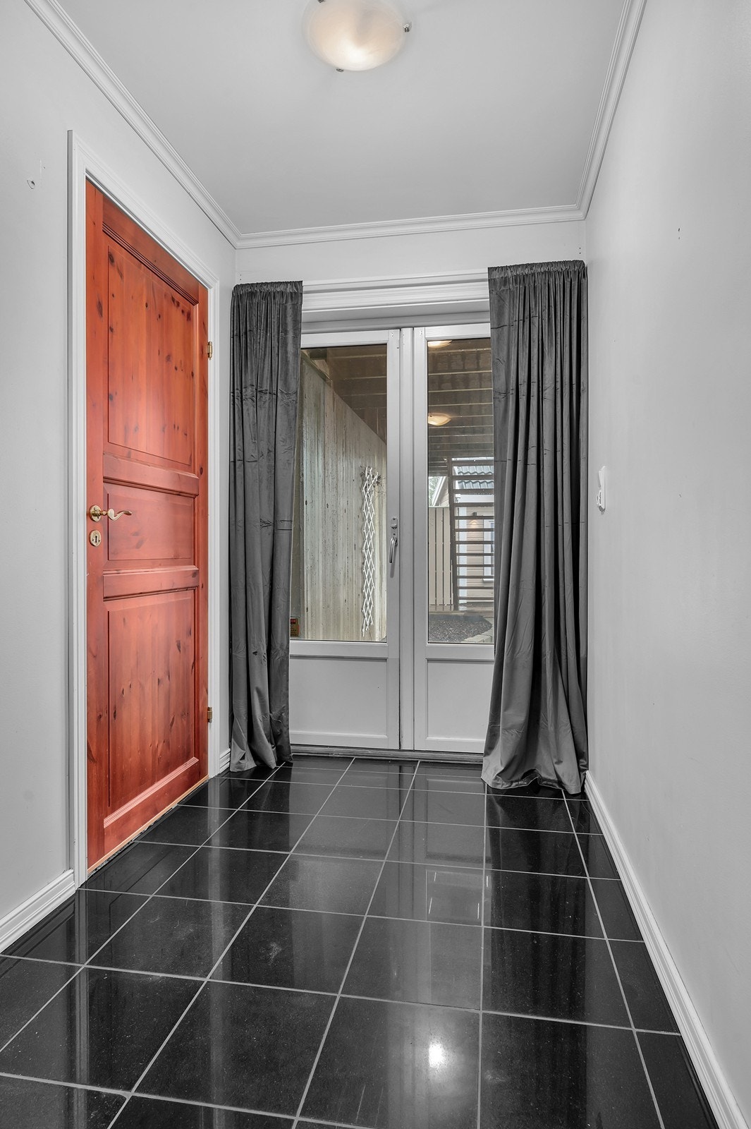 Fra gangen nede er det balkongdør ut til uteområde. Galleribilde