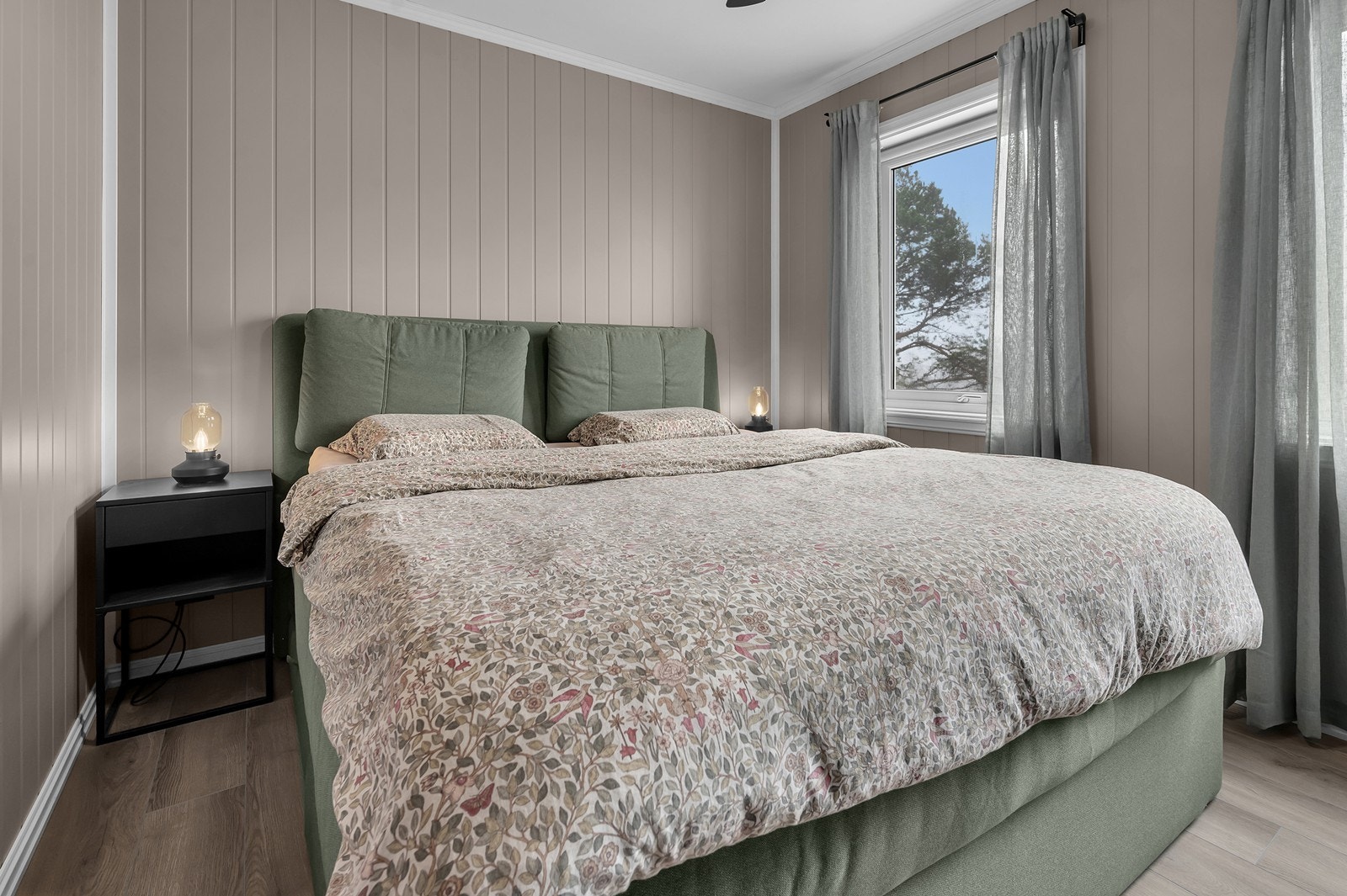 Soverom II - Meget flott og romslig med plass til stor dobbeltseng. Rommet er pusset opp med nye laminat gulv og panel i vegger. Malt i behagelige farger. Galleribilde