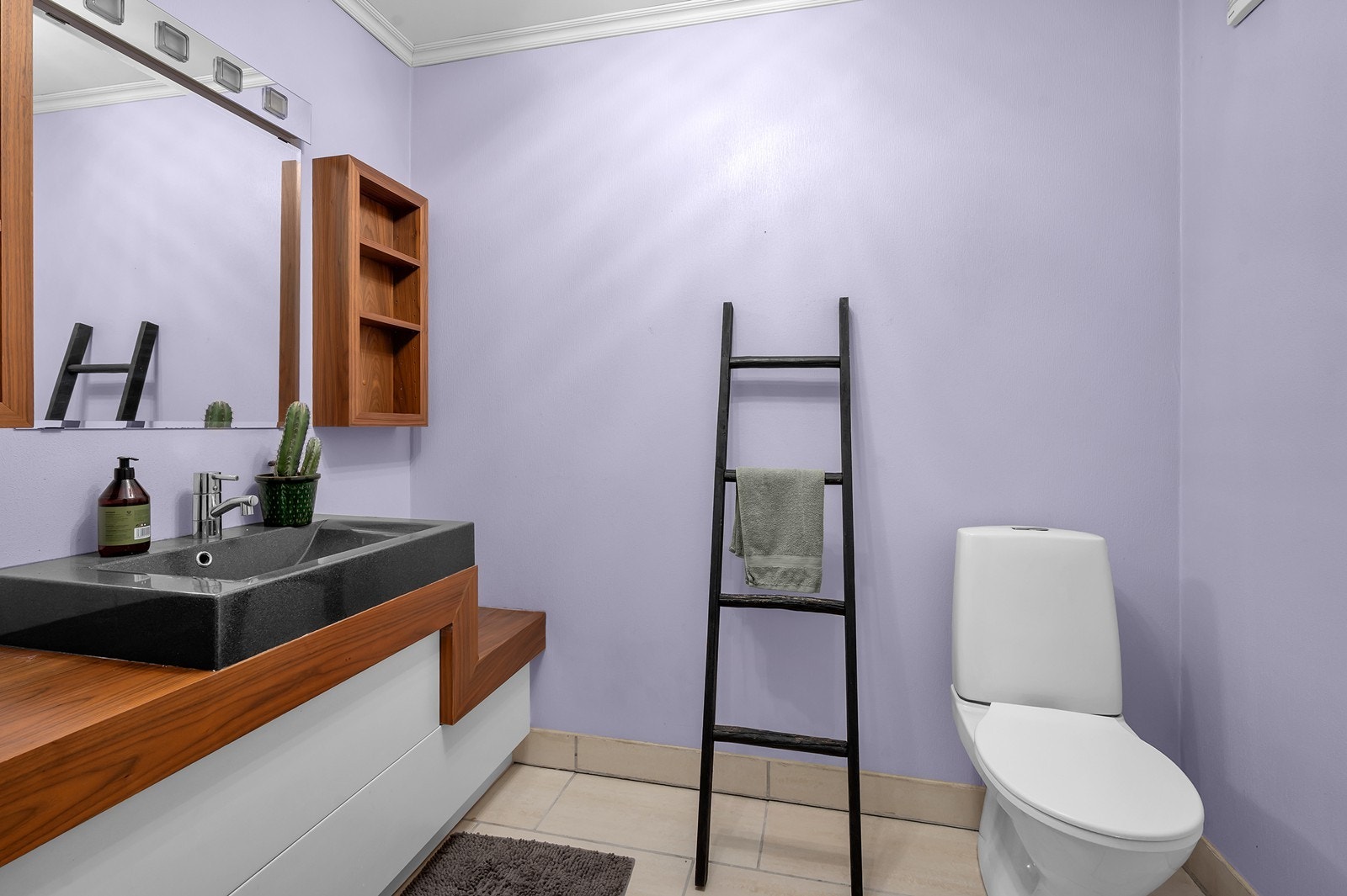 I gulvet er det elektriske varmekabler og rommet er utstyrt med toalett og servant. Galleribilde